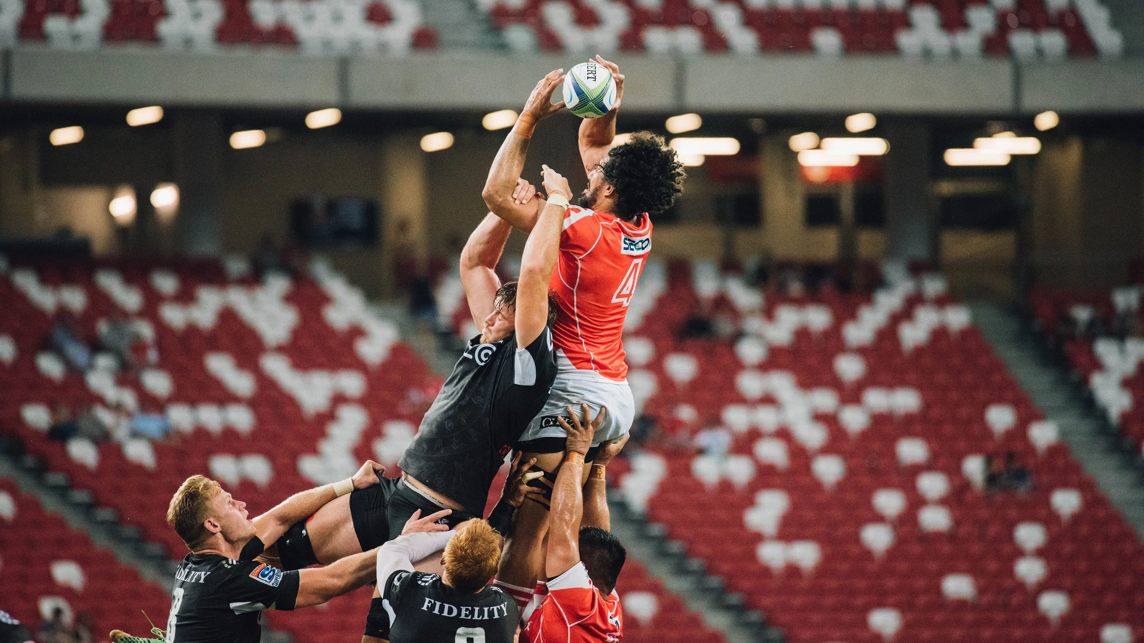 赛场瞬间：第四节王强冷静投中致胜三分，北京瞬间欢腾！，王强采访视频全集